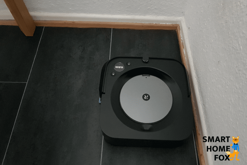 Der iRobot Braava jet m6 wischt entlang der Leisten